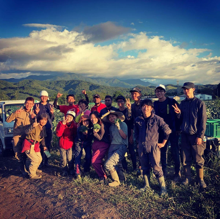 冨安さんとチームの集合写真